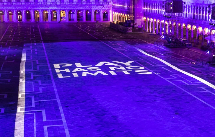 Playstation illumina Piazza San Marco per il lancio di PS5