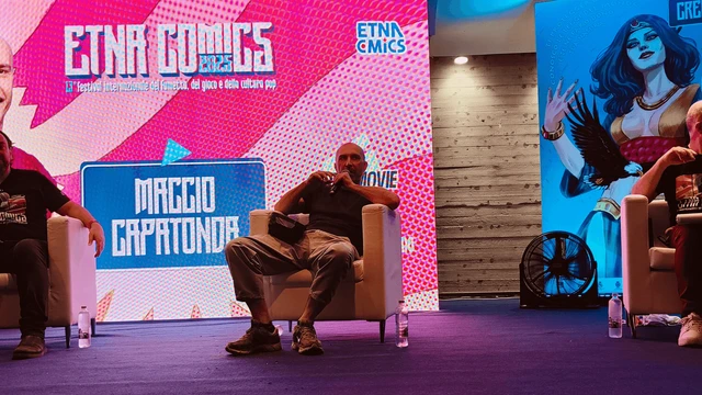 Maccio Capatonda a Etna Comics 2025 superpoteri baffi e tatuaggi improbabili