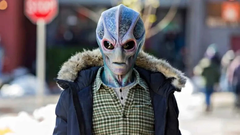 Un alieno in Colorado: alla scoperta di Resident Alien, imperdibile novità su Netflix