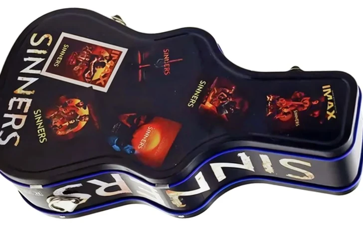 Sinners torna in salacon la custodia per chitarra