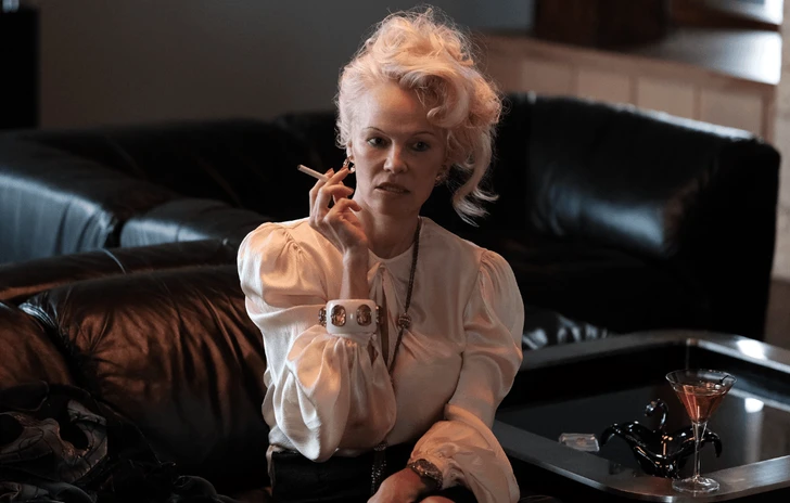 Rosebush Pruning ha tanti difetti ma ci regala una Pamela Anderson e un Callum Turner senza freni