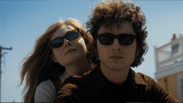 A Complete Unknown travisa Bob Dylan ma Chalamet non sbaglia la recensione del film biografico su Bob Dylan