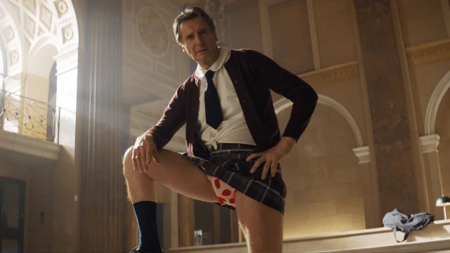 Una pallottola spuntata è una commedia demenziale dannatamente intelligente la recensione del sequel con Liam Neeson e Pamela Anderson