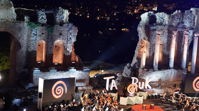 Confine e cultura la serata di Gala del Taobuk 2025 fa incontrare attori scrittori artisti premiati Favino Goldberg e Ai Weiwei