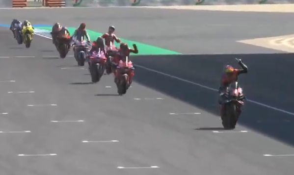 Vinales rovina tutto allultimo giro e lascia via libera a Espargaro Bagnaia secondo