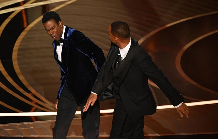 Will Smith colpisce Chris Rock durante la cerimonia degli Oscar