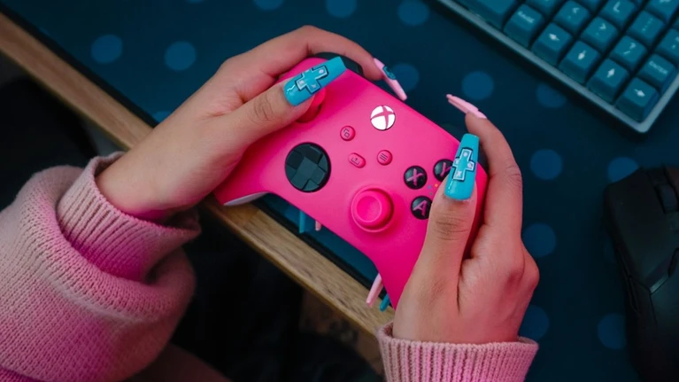 Xbox Deep Pink da domani in vendita anche in Italia